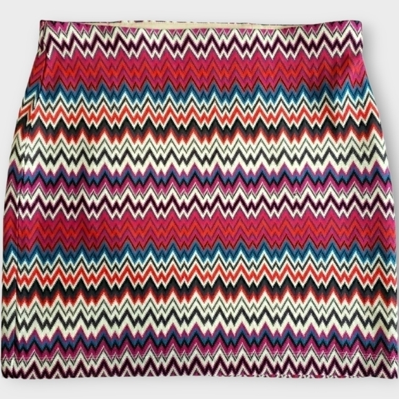 EXPRESS Zigzag Print Mini Skirt NWT - Picture 1 of 6